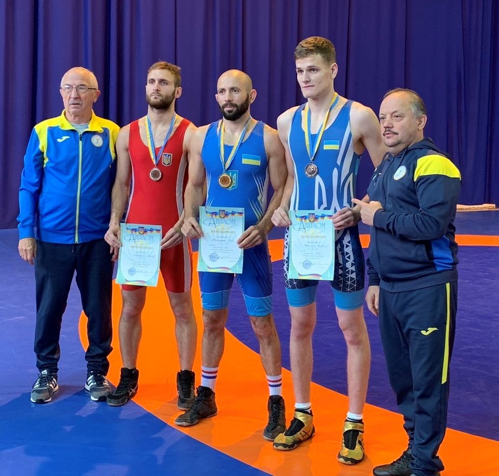 Микола Василик (другий справа) - бронзовий призер чемпіонату України